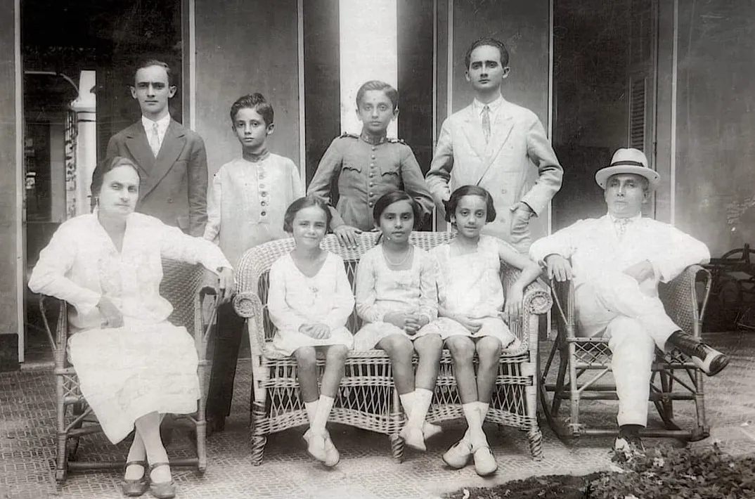 Família Magalhães Porto, com dona Morena à esquerda, o coronel José à direita e os filhos ao centro