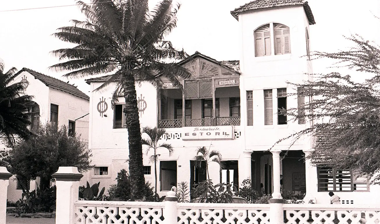 Imagem da notícia: Com 100 anos, Estoril foi primeira casa com piscina, abrigo de soldados e bar boêmio em Fortaleza