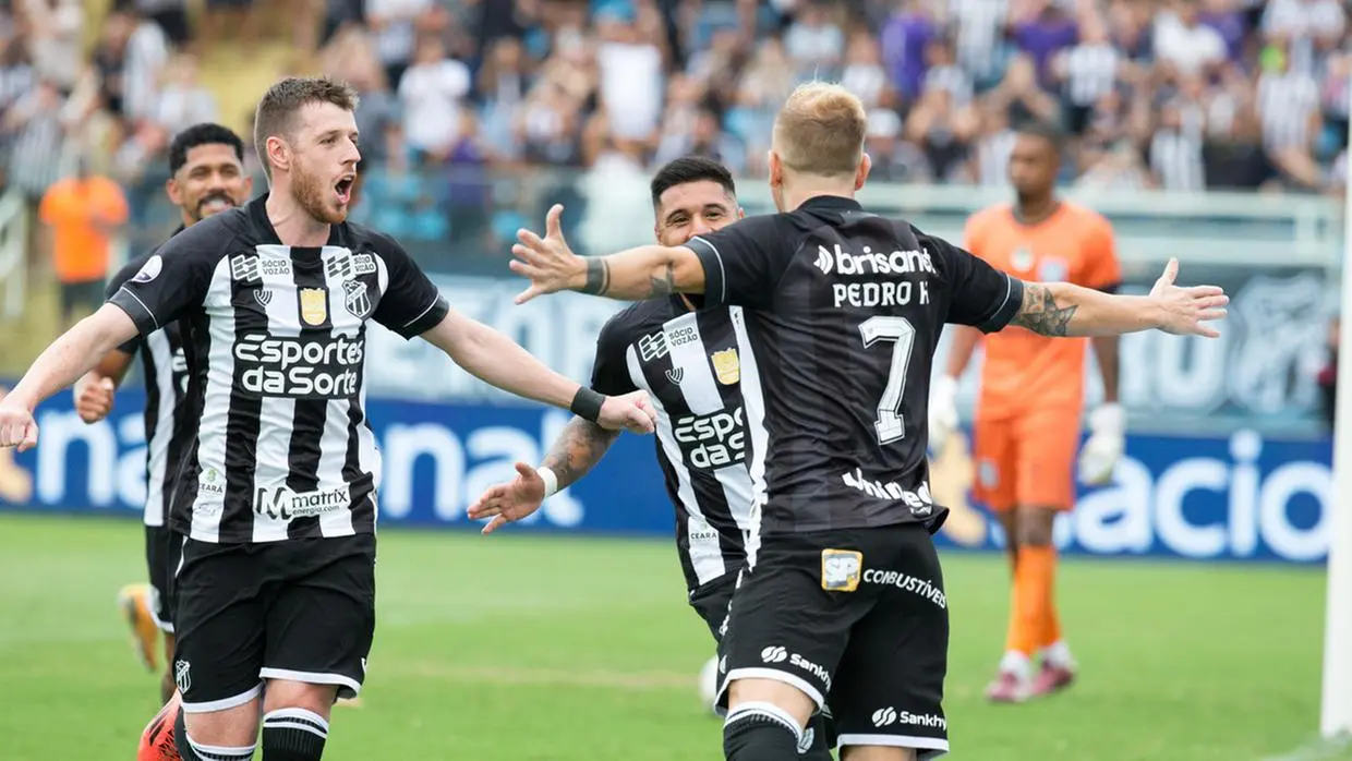 Foto de jogadores do Ceará no Presidente Vargas (PV)