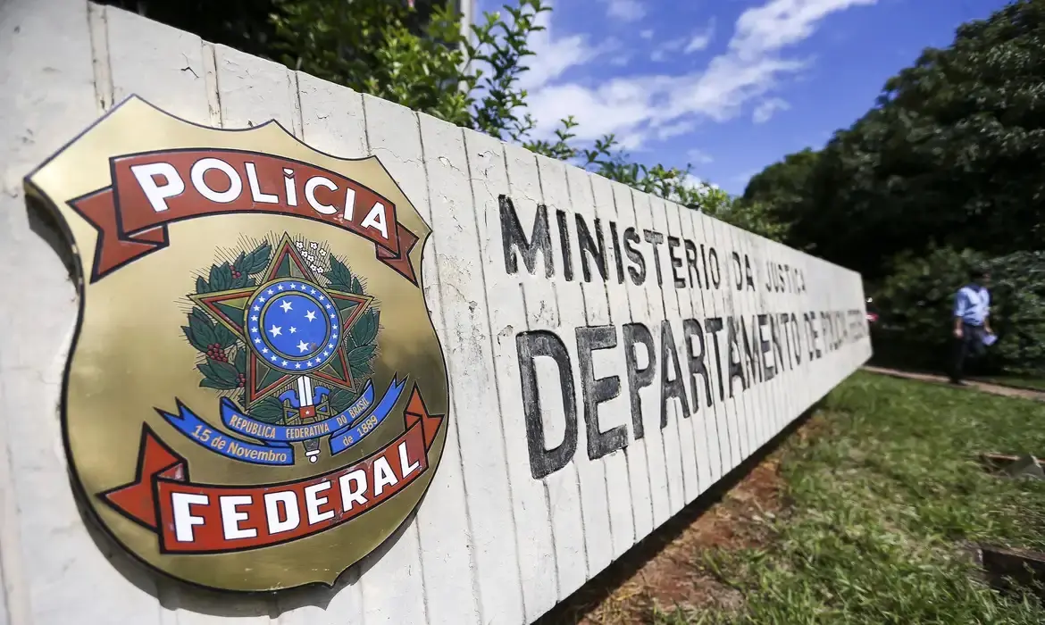 Imagem da notícia: Concurso da Polícia Federal oferece mais de 190 vagas com salários de até R$ 11 mil; veja detalhes