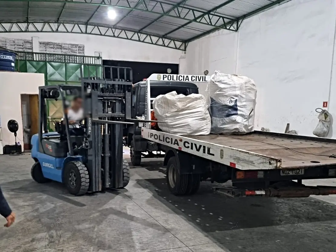 Imagem da notícia: Quase quatro toneladas de cobre e três caminhonetes são apreendidas em um galpão em Maracanaú
