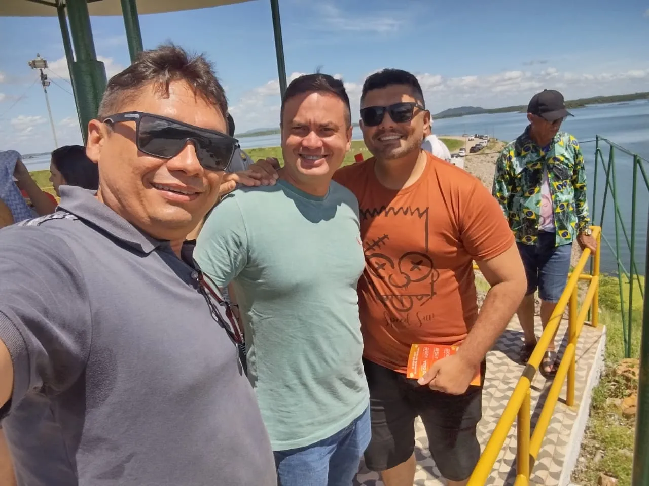 João Carlos e os colegas Murilo Paiva (no centro) e Moisés Nunes (à direita), na manhã de sábado, já na expectativa da sangria do Orós
