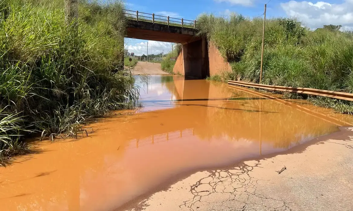 Imagem da notícia: Tubulação de mineradora rompe, fecha ponte e assusta moradores de Brumadinho (MG)