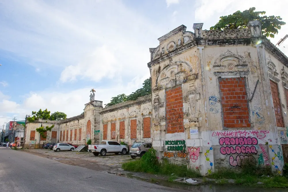 Imagem da notícia: Governo do CE desiste de desapropriar prédio centenário da Escola Jesus, Maria e José, em Fortaleza