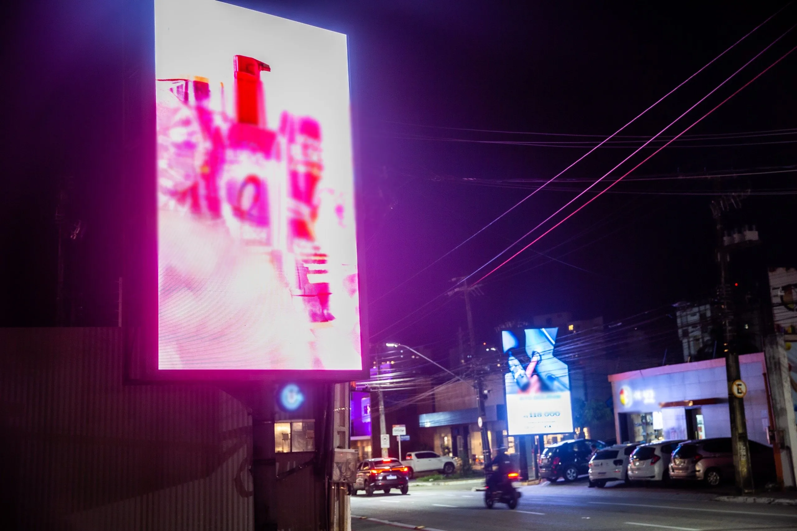 Avenida Antônio Sales, em Fortaleza, tem diversos painéis de LED em toda a extensão