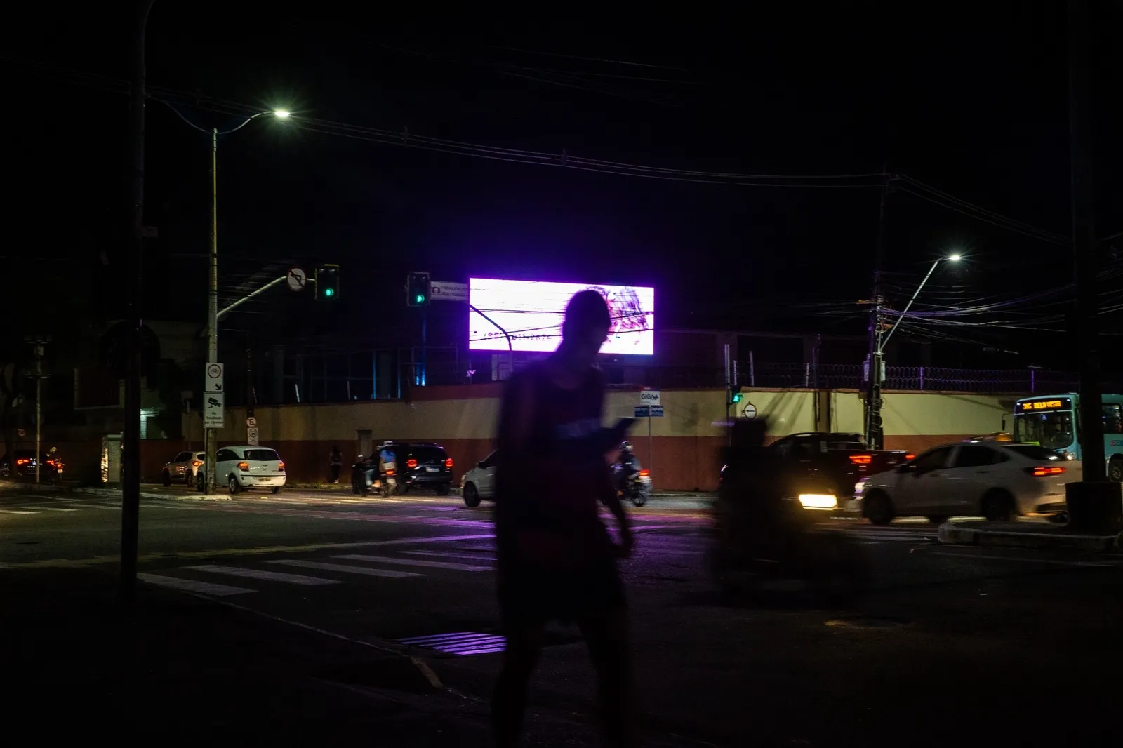 Atenção de pedestres e motoristas pode ser prejudicada pela forte luminosidade dos painéis de LED