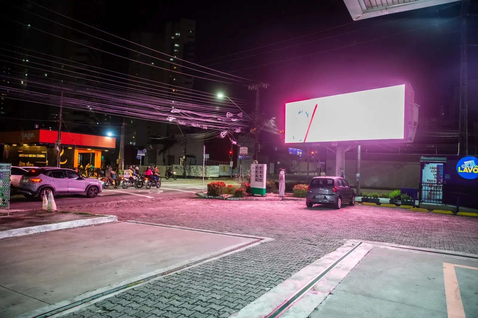 Imagem da notícia: Outdoors de LED em Fortaleza geram riscos ao trânsito e incômodo a moradores; ‘poluição visual’