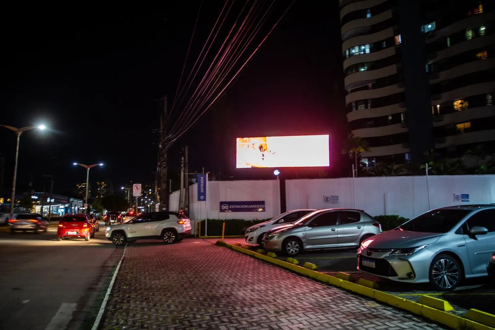 Forte luminosidade de painel na avenida Rogaciano Leite incomoda moradores em edifícios