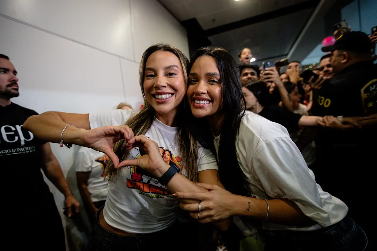 Imagem da notícia: Cearenses Renata Saldanha e Eva Pacheco, do BBB 25, desembarcam em Fortaleza e são recebidas por fãs