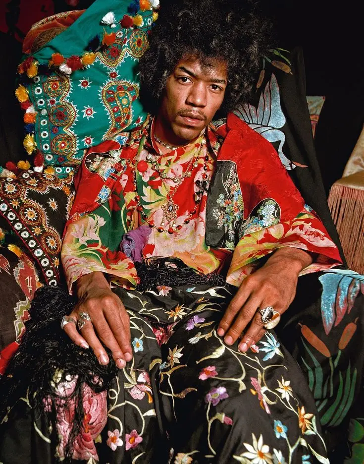 Jimi Hendrix é um dos símbolos do estilo, influenciado pelo movimento hippie dos anos 1960 e 1970
