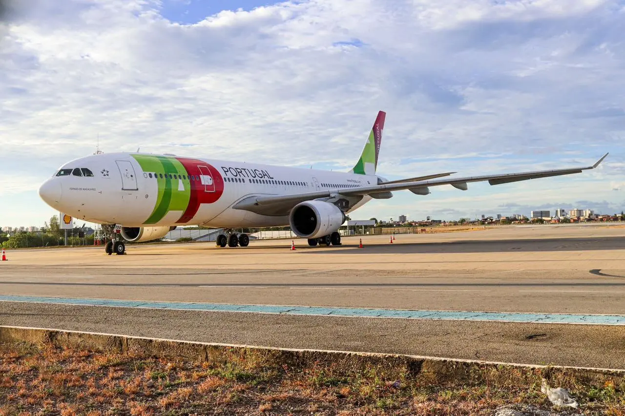 avião da tap estacionado no pátio do aeroporto internacional de fortaleza