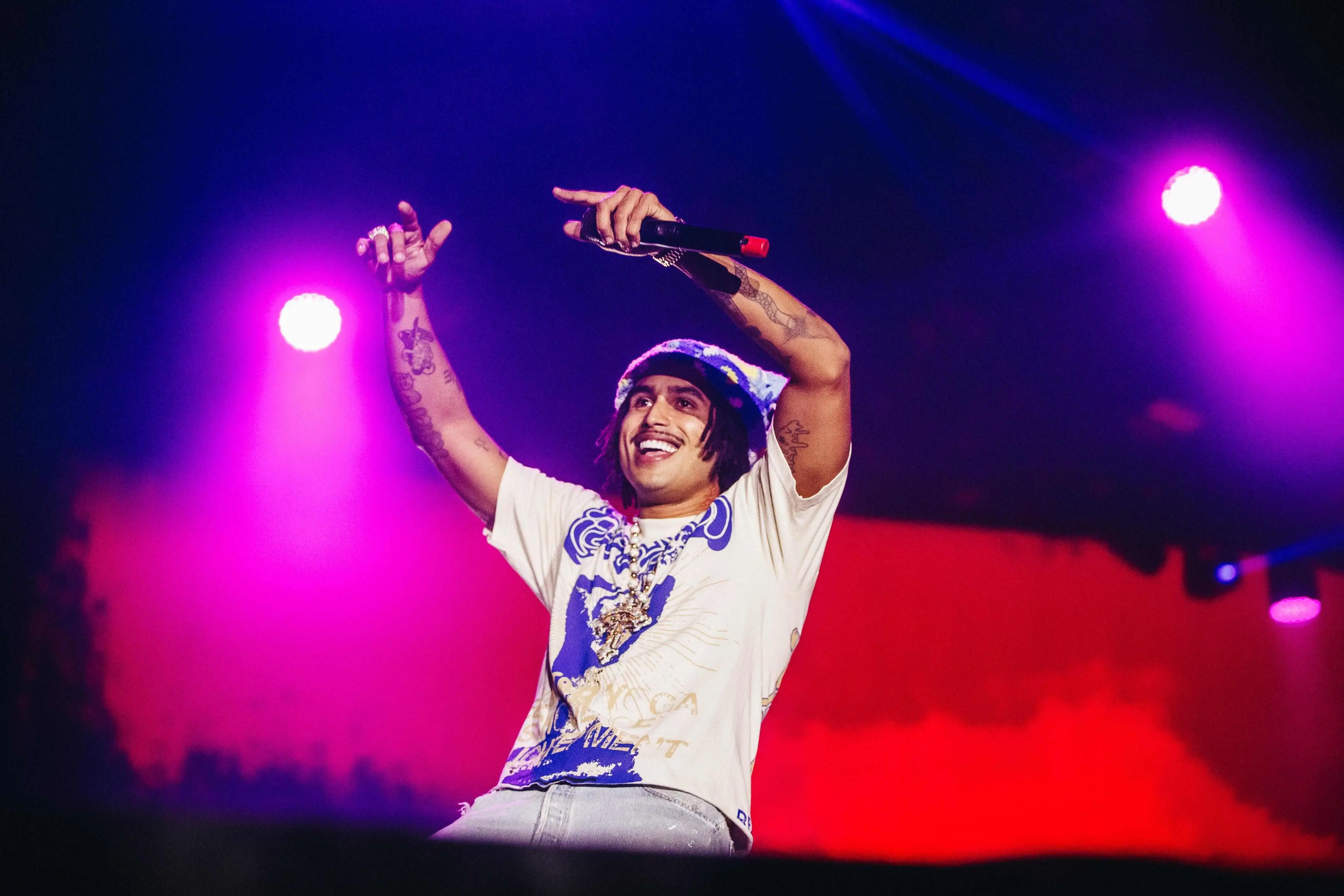 Cantor Matuê no palco de evento da 'Tour 333' em Fortaleza. Ele faz gestos no ritmo de uma música de trap