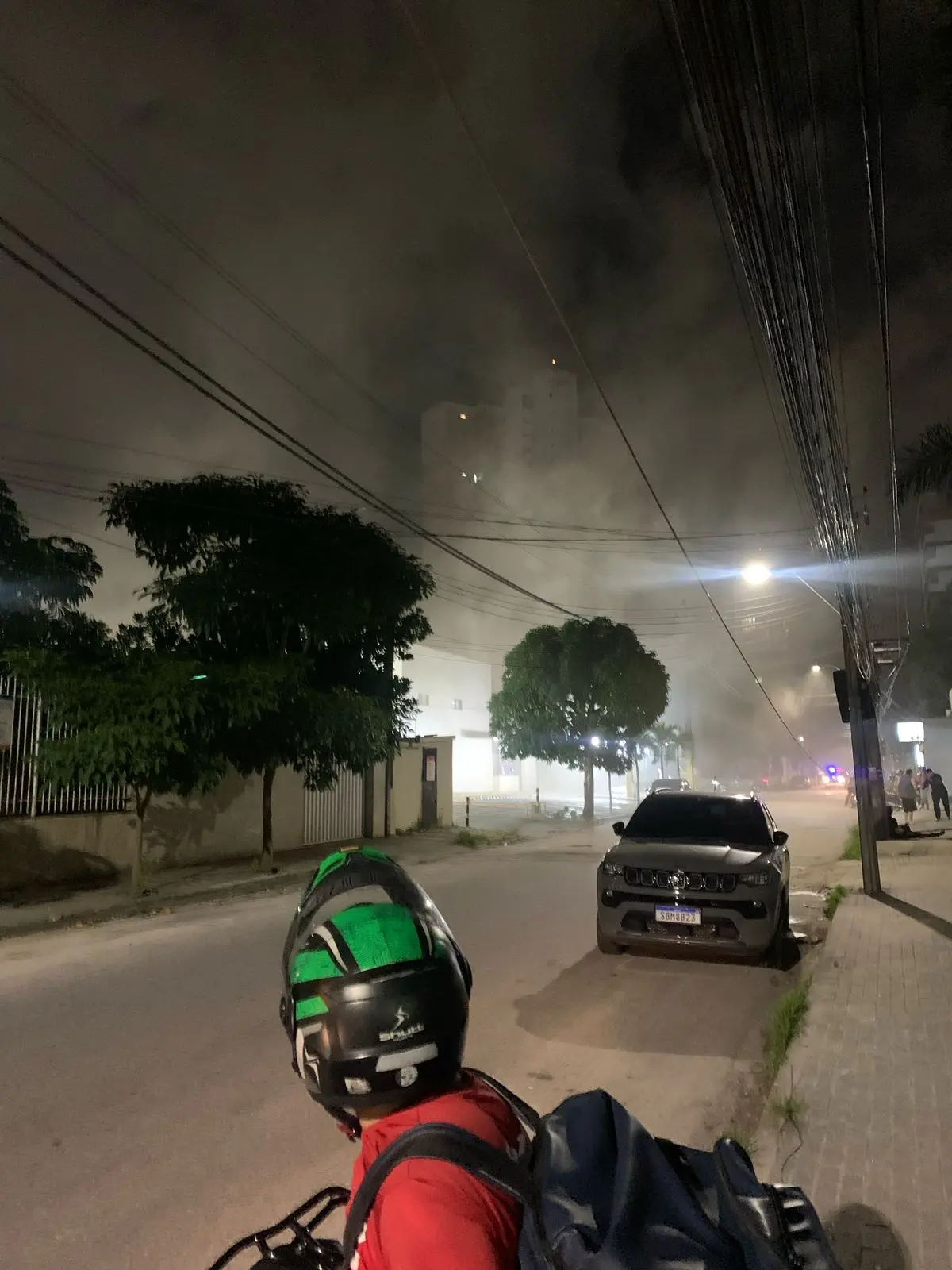 Imagem da notícia: Incêndio atinge chaminé de lanchonete fast-food no bairro Aldeota, em Fortaleza