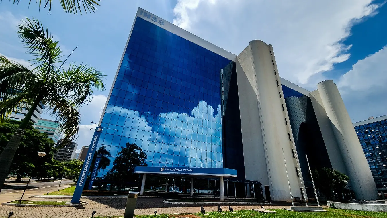 Imagem da notícia: Agente da PF envolvido em fraude do INSS foi flagrado com US$ 200 mil em dinheiro vivo