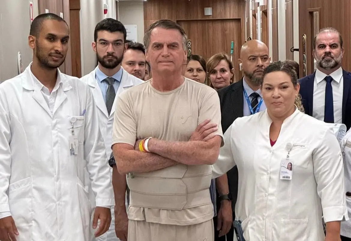 Imagem da notícia: Bolsonaro segue se alimentando via oral e tem progressão, diz boletim médico atualizado