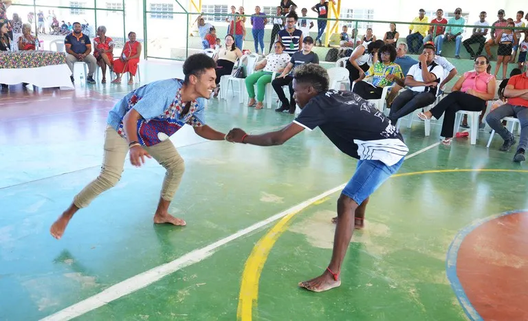 Preservar as raízes é uma forma de perpetuar a cultura quilombola; na foto, jovens praticam capoeira na entrega de terras do Sítio Arruda, situado entre os municípios de Araripe e Salitre