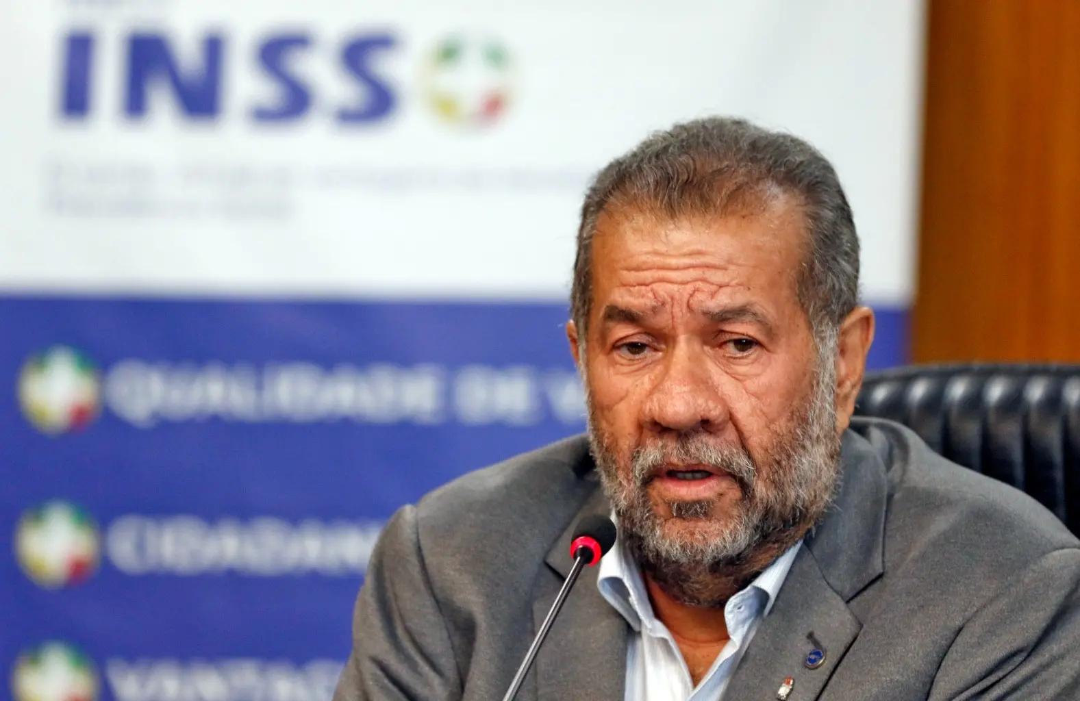 Imagem da notícia: Carlos Lupi pede demissão e deixa Ministério da Previdência após escândalo de fraude no INSS