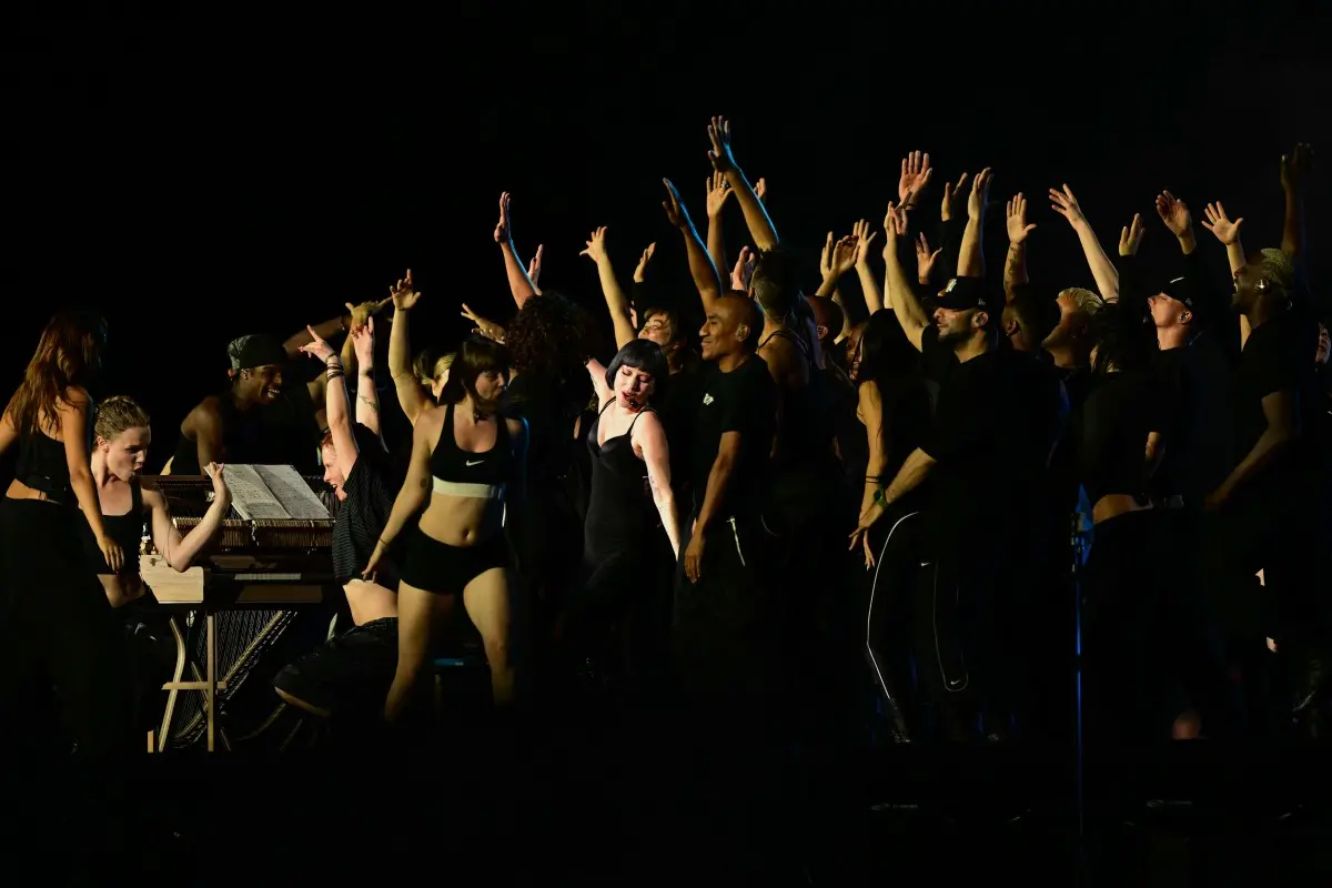Imagem da notícia: Lady Gaga ensaia com dançarinos no palco em Copacabana antes de grande show
