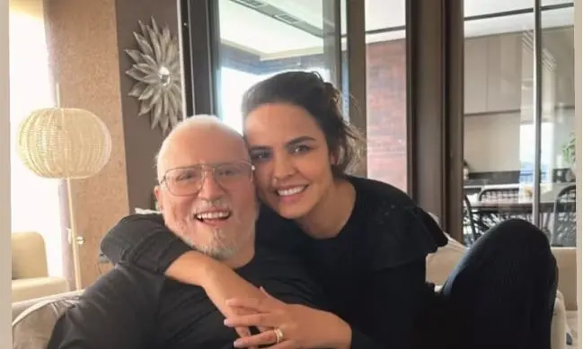 Imagem da notícia Carlos Alberto de Nóbrega defende esposa 40 anos mais jovem: 'Cuida de mim mas não é cuidadora'