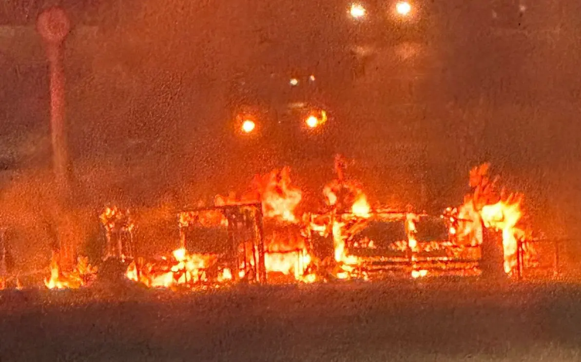 Imagem da notícia: Após morte de irmãs, Vila do Mar tem protesto com barricadas de fogo e suspensão de linhas de ônibus
