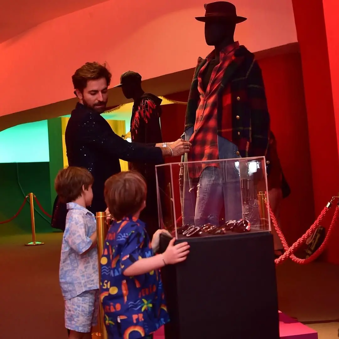 Imagem da notícia: Thales Bretas leva filhos à exposição de Paulo Gustavo, no Rio de Janeiro