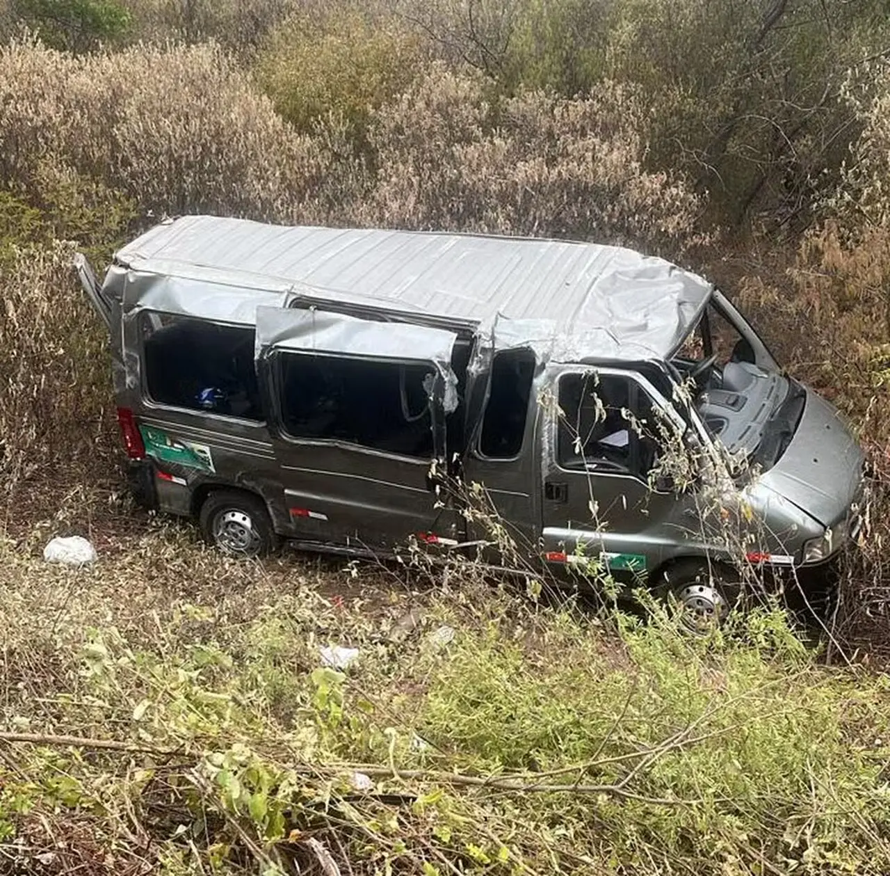 Imagem mostra van após acidente com carro de integrante da banda Desejo de Menina, que deixou um morto e sete feridos