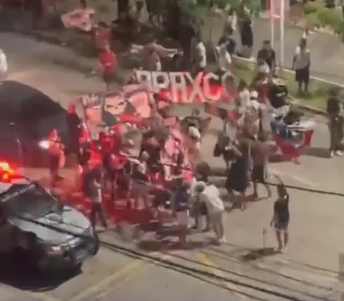 Imagem da notícia: Torcida do Colo-Colo faz foguetório na Beira-Mar antes de jogo com Fortaleza; veja vídeo