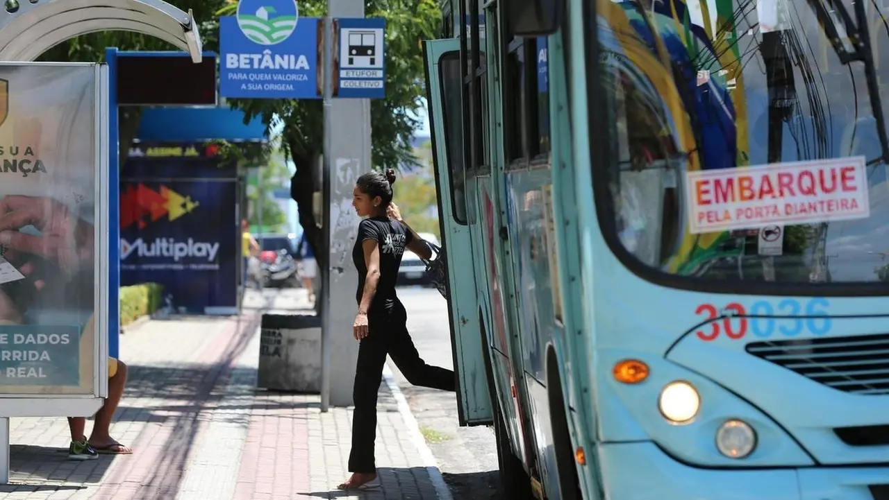 Imagem da notícia: Três linhas de ônibus sofrem alteração após chacina na Barra do Ceará; veja itinerários afetados