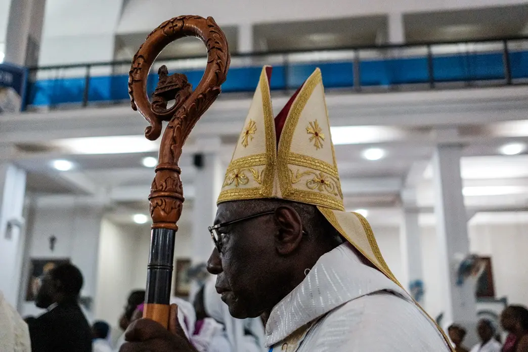 Imagem da notícia: Conheça Robert Sarah, cardeal negro e conservador que participa do conclave no Vaticano