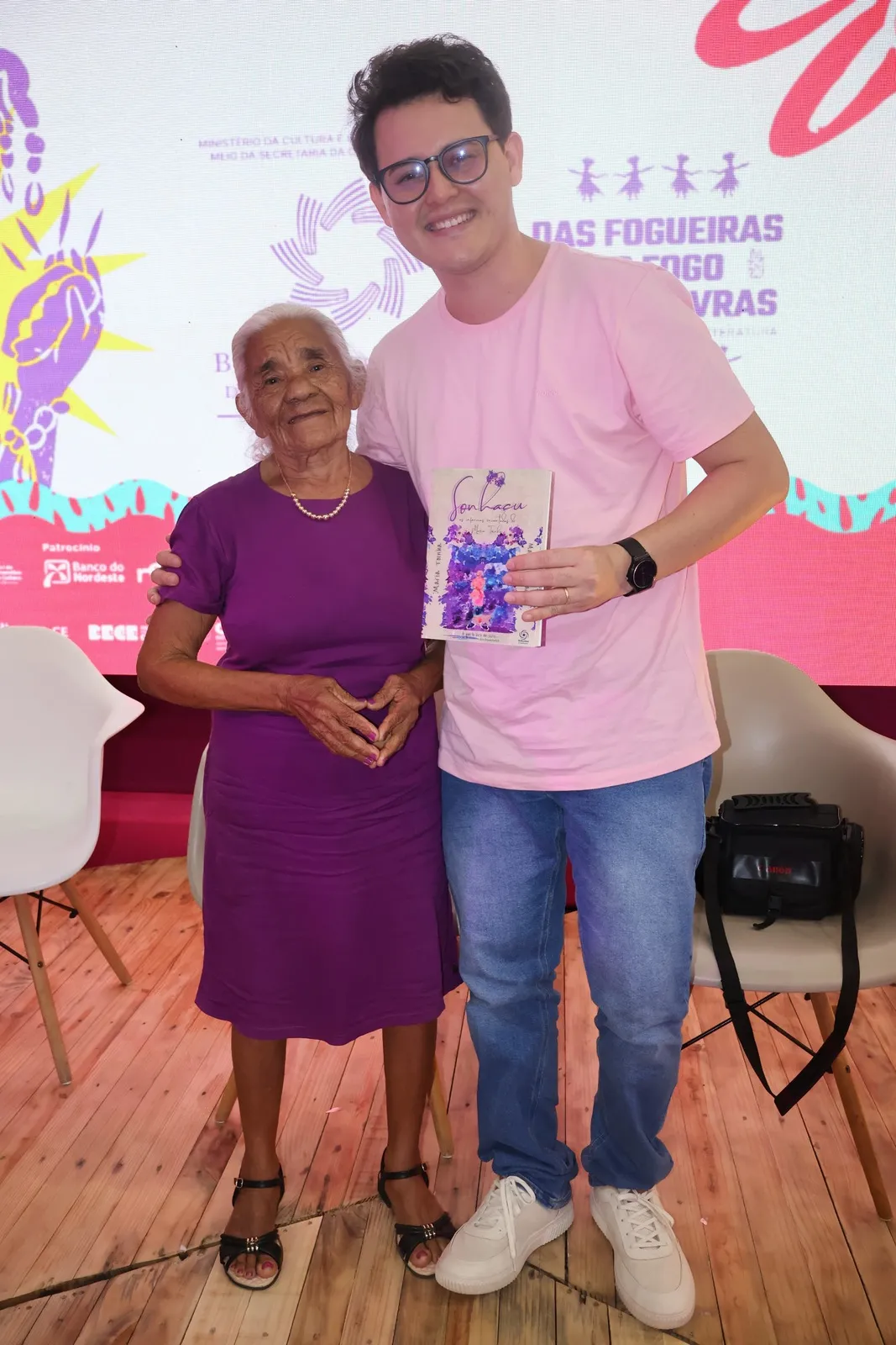 Maria e Marcos, avó e neto, na Bienal do Livro do Ceará de 2025