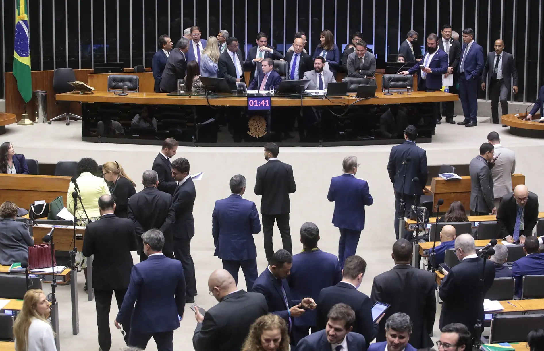 Imagem da notícia: Câmara aprova projeto que amplia número de deputados federais e estaduais do Ceará