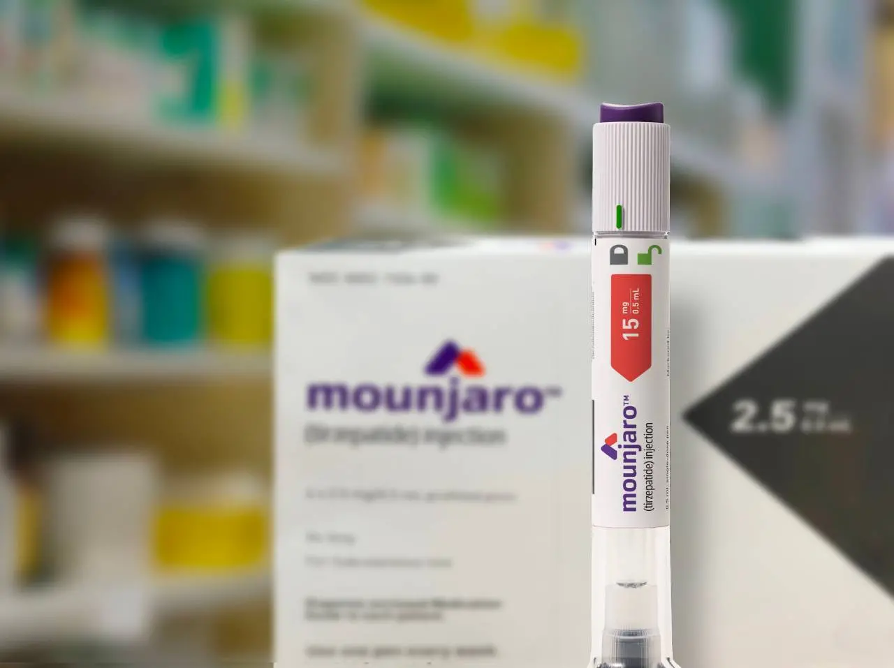 Caixa e caneta de Mounjaro sobre balcão de farmácia