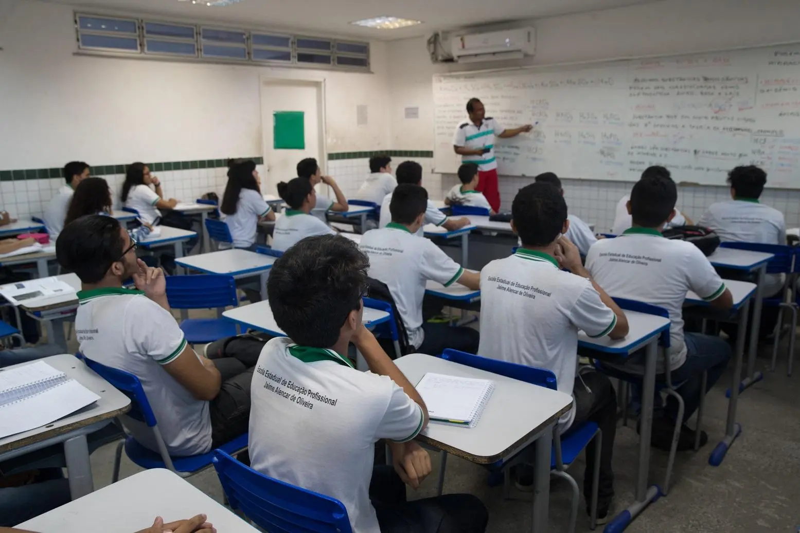 Imagem da notícia: Projeto que cria gratificação de R$ 2 mil para diretores de escolas estaduais é aprovado na Alece