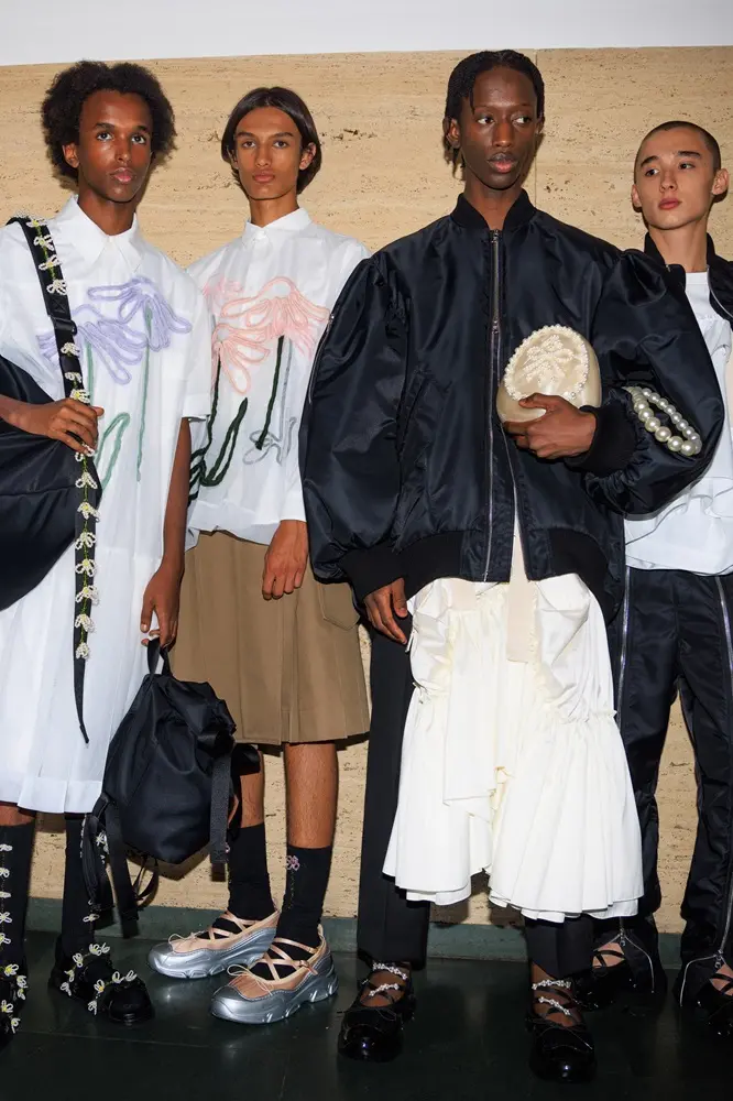 Na imagem, backstage do desfile de Simone Rocha