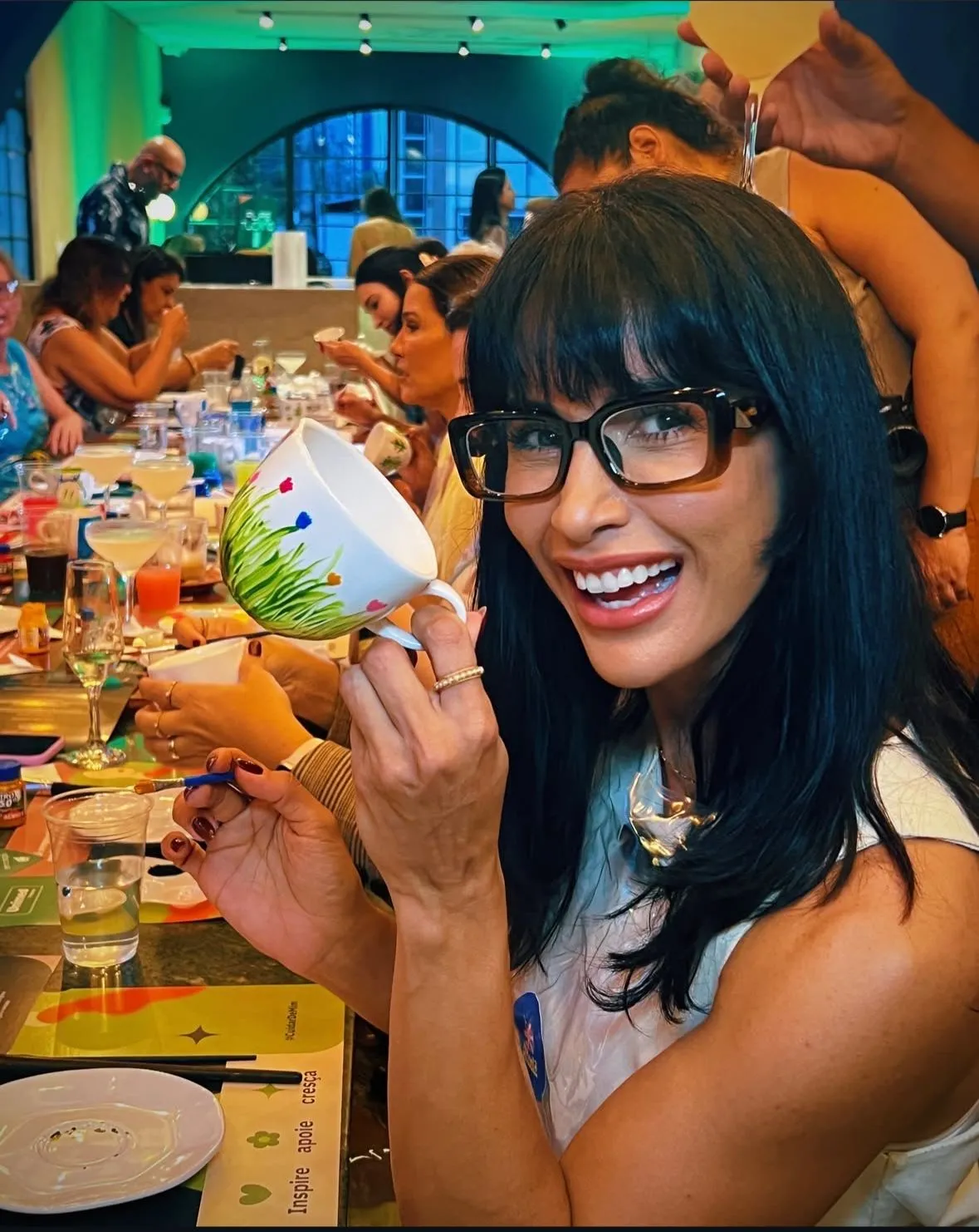 Que tal pintar caneca com sua mãe? O projeto de experiências artísticas itinerantes Pincelê realiza uma edição especial para mães e filhos