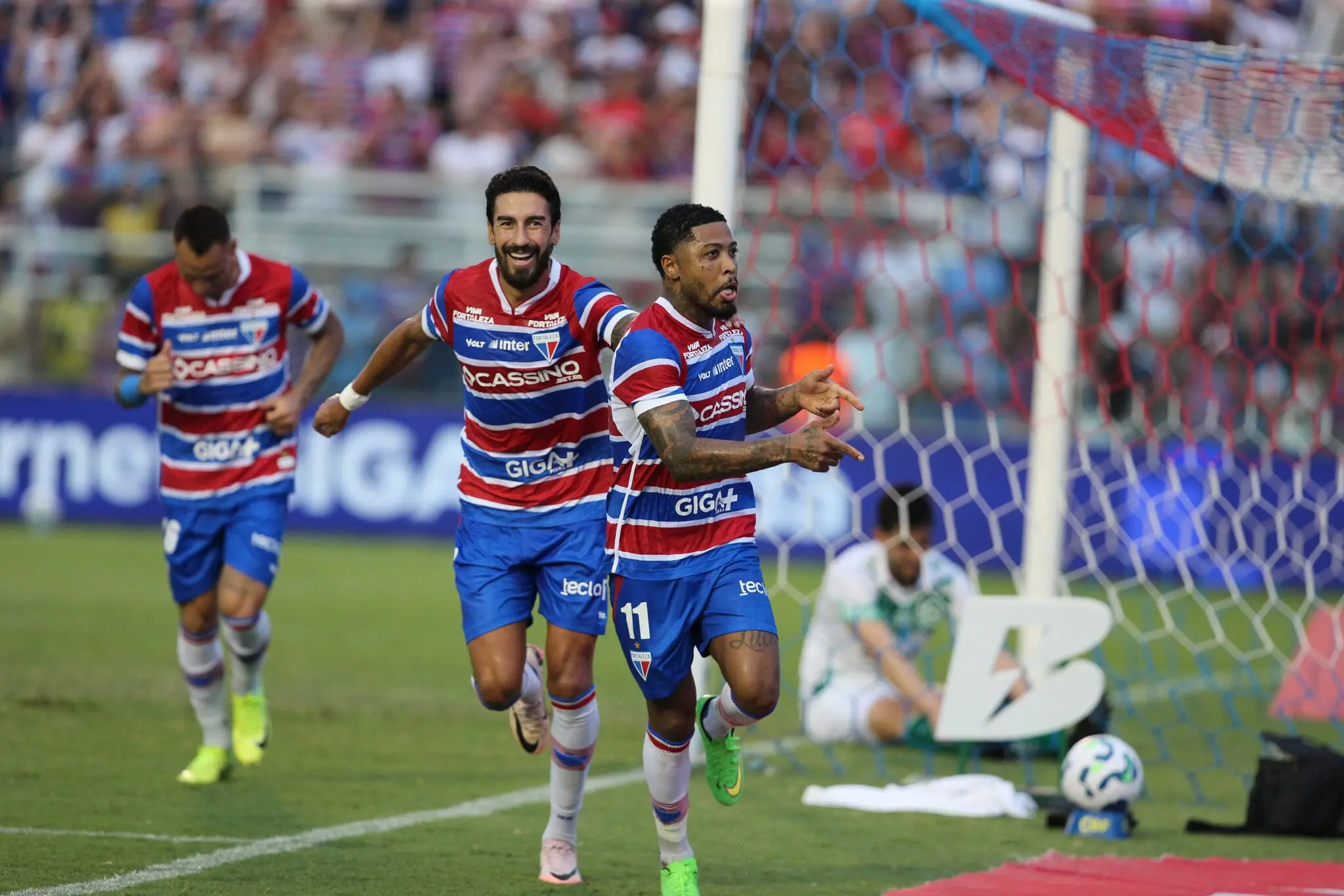 Foto de jogadores do Fortaleza comemorando gol contra o Juventude