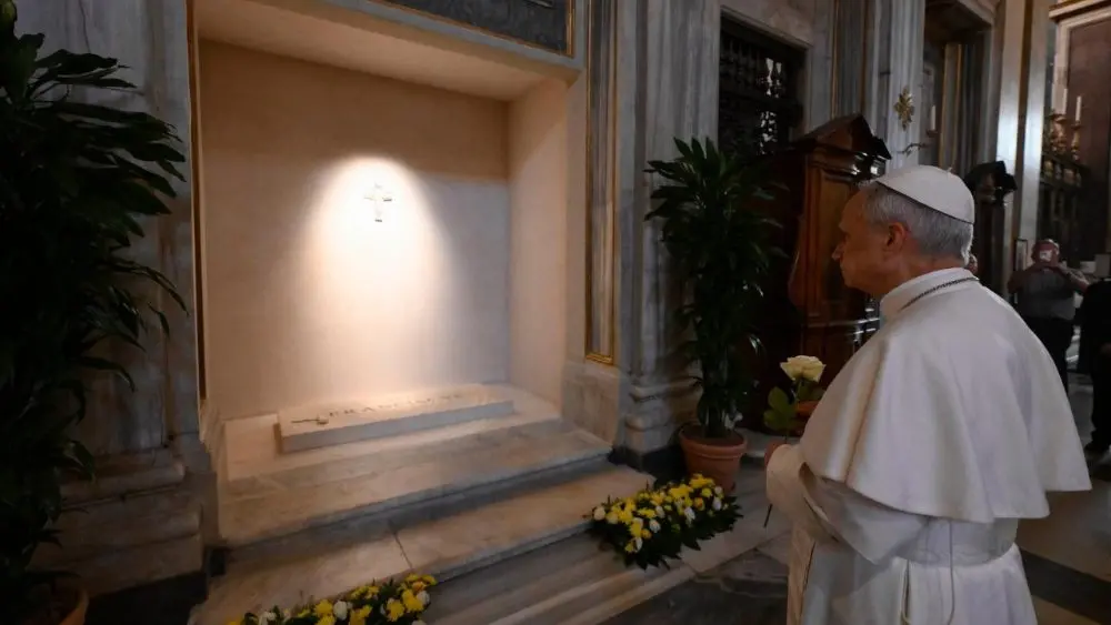 Imagem da notícia: Em visita ao túmulo de Francisco, Papa Leão XIV explica escolha do nome papal