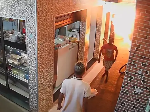 Imagem da notícia: Homem em situação de rua é incendiado em mercado público de Juazeiro do Norte; veja vídeo