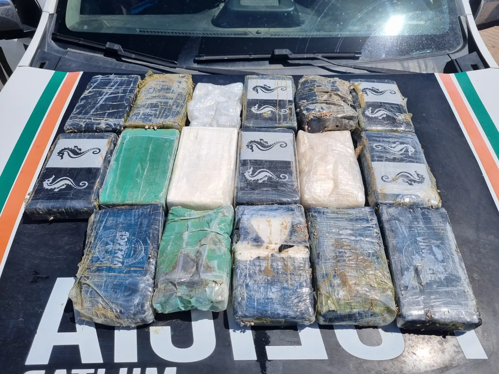 Imagem da notícia: Moradores encontram pacotes de drogas na beira da praia e acionam a Polícia no Ceará