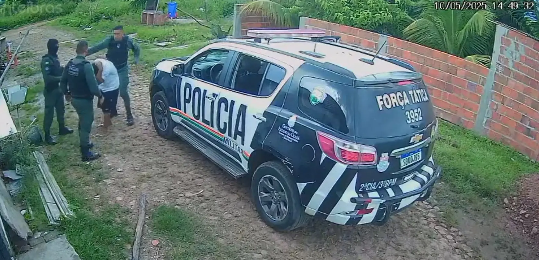 Imagem da notícia: PMs são flagrados agredindo homem durante abordagem e quebram câmera que registrou a cena