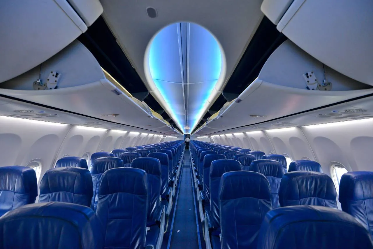 Luzes do compartimento superior de um Boeing 737, simulando o azul do céu