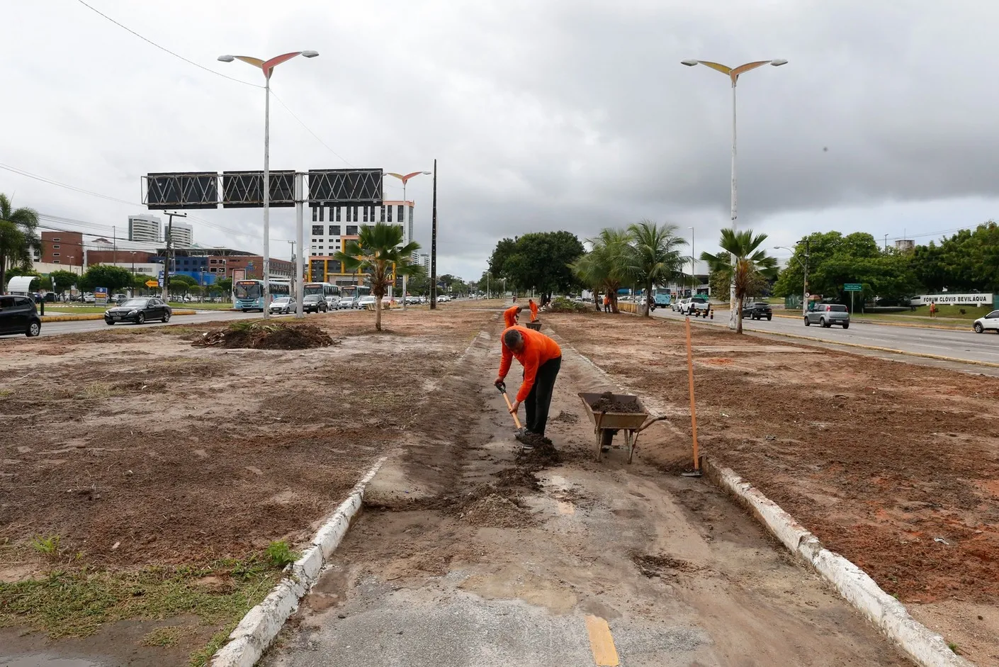 Linha Leste do Metrofor: estação Edson Queiroz, na avenida Washington Soares, chegou a ser demarcada e ficar anos interditada, mas teve tapumes retirados e nenhuma intervenção no local para receber o metrô