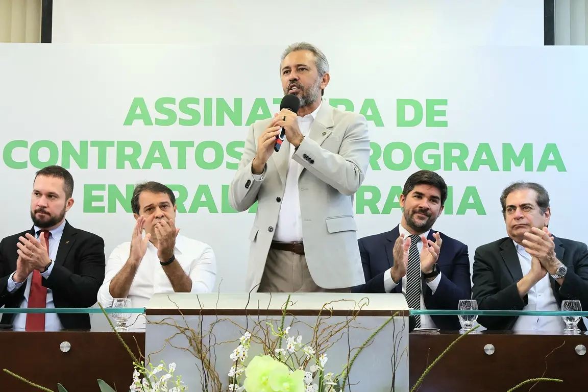 Imagem da notícia: Elmano de Freitas assina contratos para construção de 110 unidades do Programa Entrada Moradia