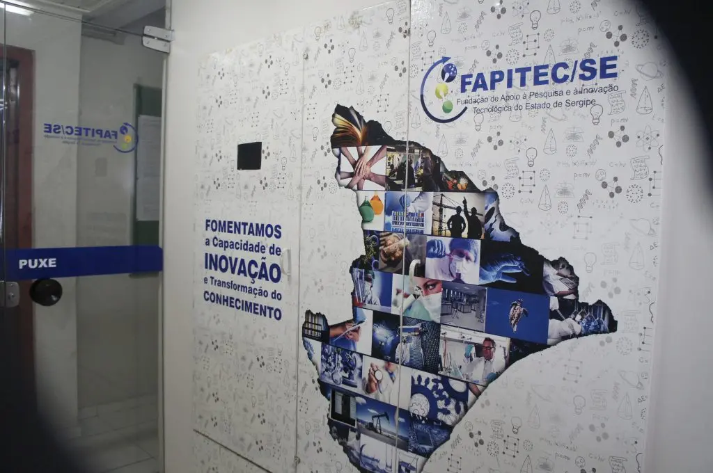 Imagem do mural da FAPITEC/SE, destacando a inovação e transformação do conhecimento, com uma representação do estado de Sergipe.