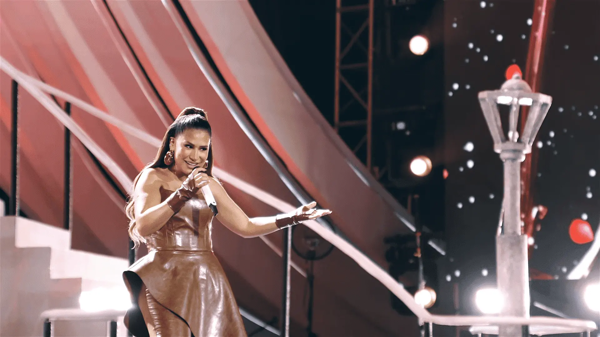 Imagem da notícia: Simone Mendes conquista o 1º lugar no Spotify com 'Saudade Proibida', música feita por cearenses 