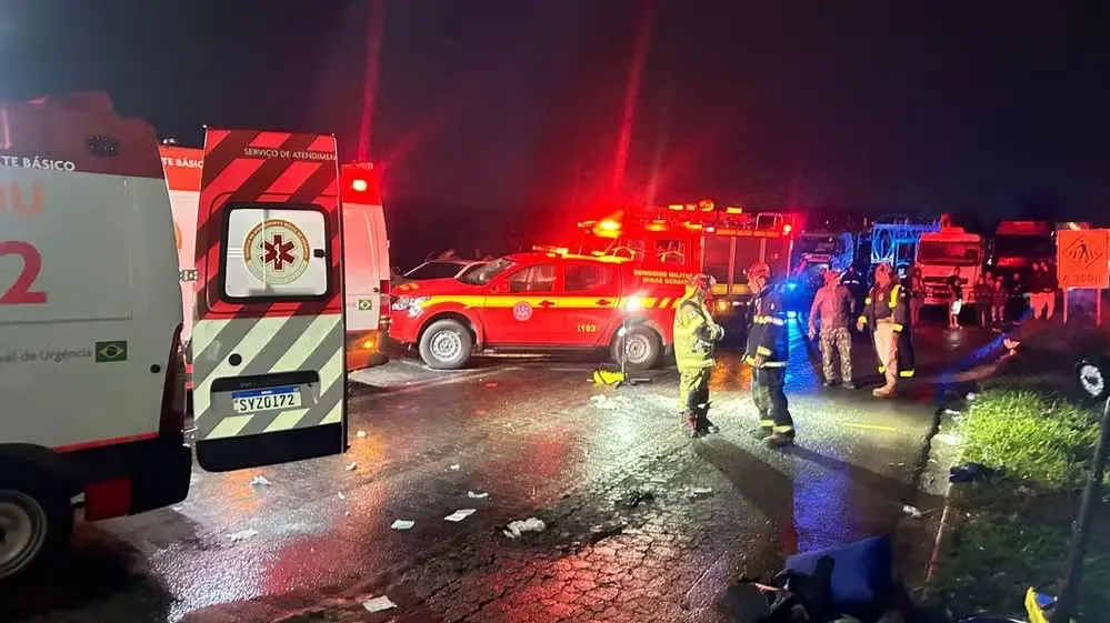 Imagem da notícia: Cearenses estão entre vítimas de acidente em rodovia de MG; nove pessoas morreram