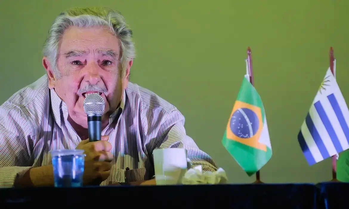 Imagem da notícia: Alece e Câmara Municipal de Fortaleza fazem minuto de silêncio por morte de Pepe Mujica