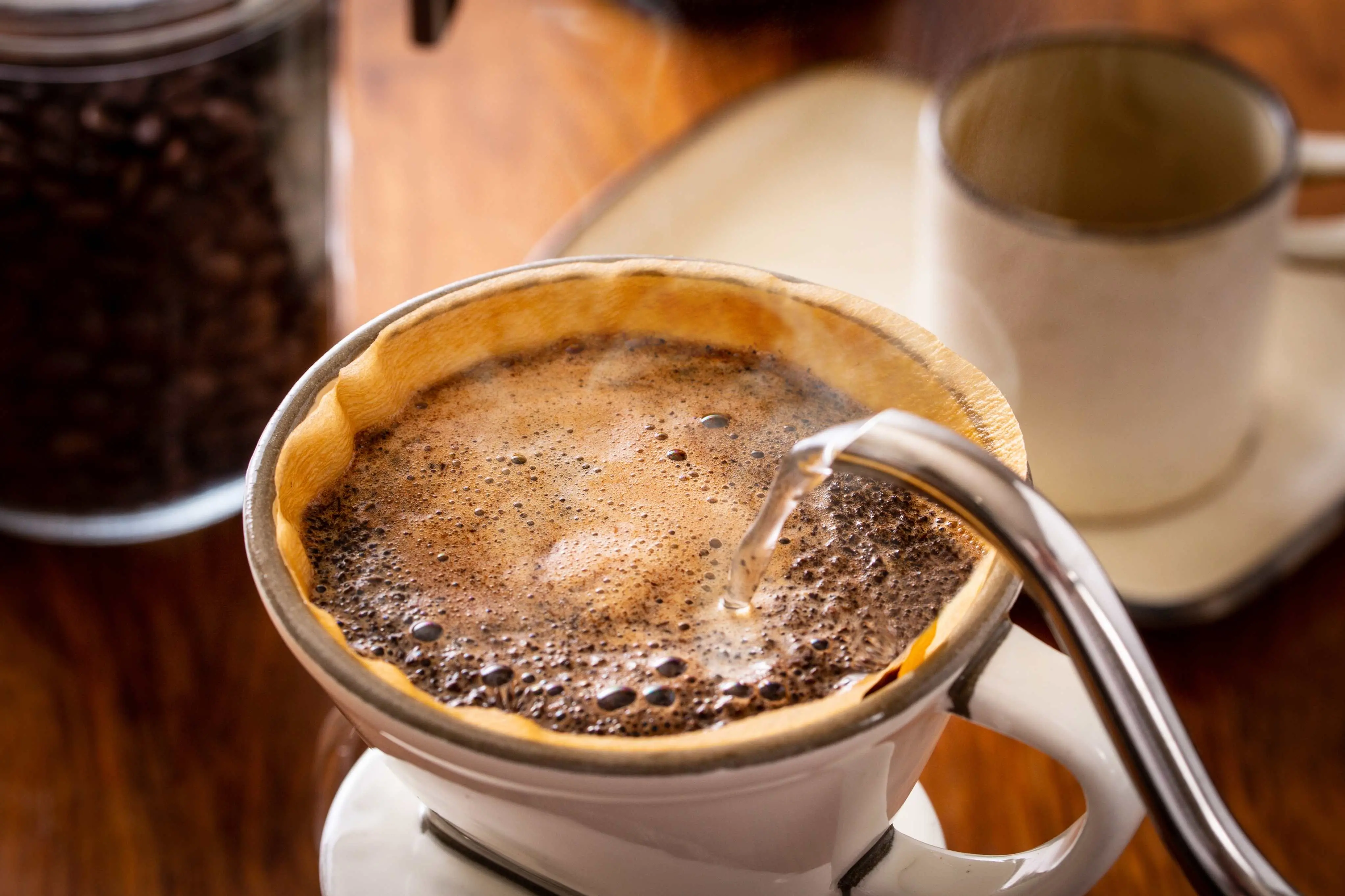Imagem da notícia: Você joga fora o café coado? Veja 5 formas de reutilizar o alimento de formas surpreendentes