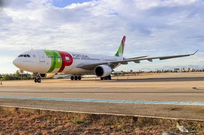 avião da tap estacionado no pátio do aeroporto de fortaleza