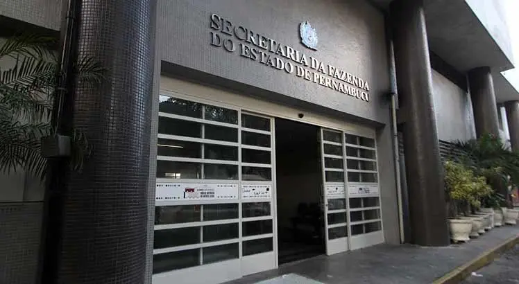 Foto da fachada do prédio da Secretaria da Fazenda do Estado de Pernambuco (Sefaz-PE) para matéria sobre vagas com salários de até 5 mil reais